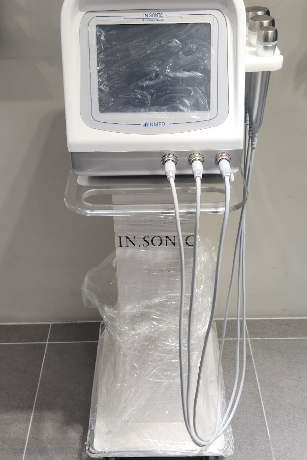 인메디 인소닉 LDM 물방울 레이저의 화면과 핸드피스